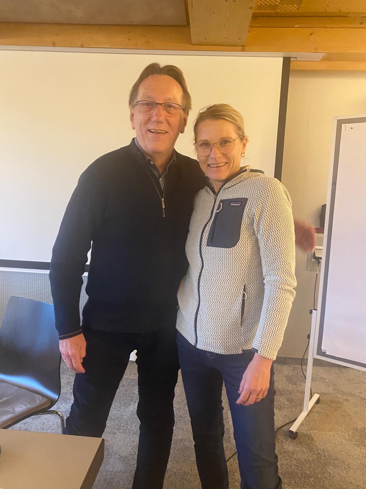 Das Bild zeigt Heilpraktikerin Petra Giegold gemeinsam mit dem bekannten Homöopathen Ewald Stöteler